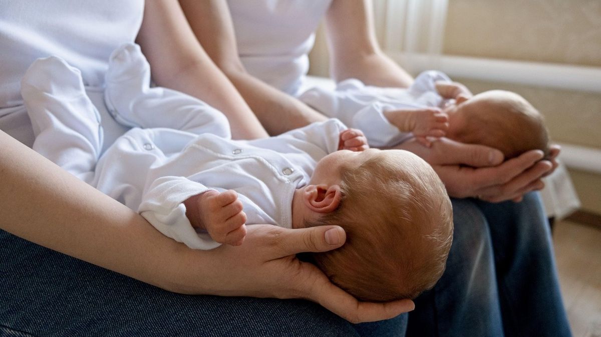 Američanka se dvěma dělohami přivedla na svět během deseti hodin dvě děti
